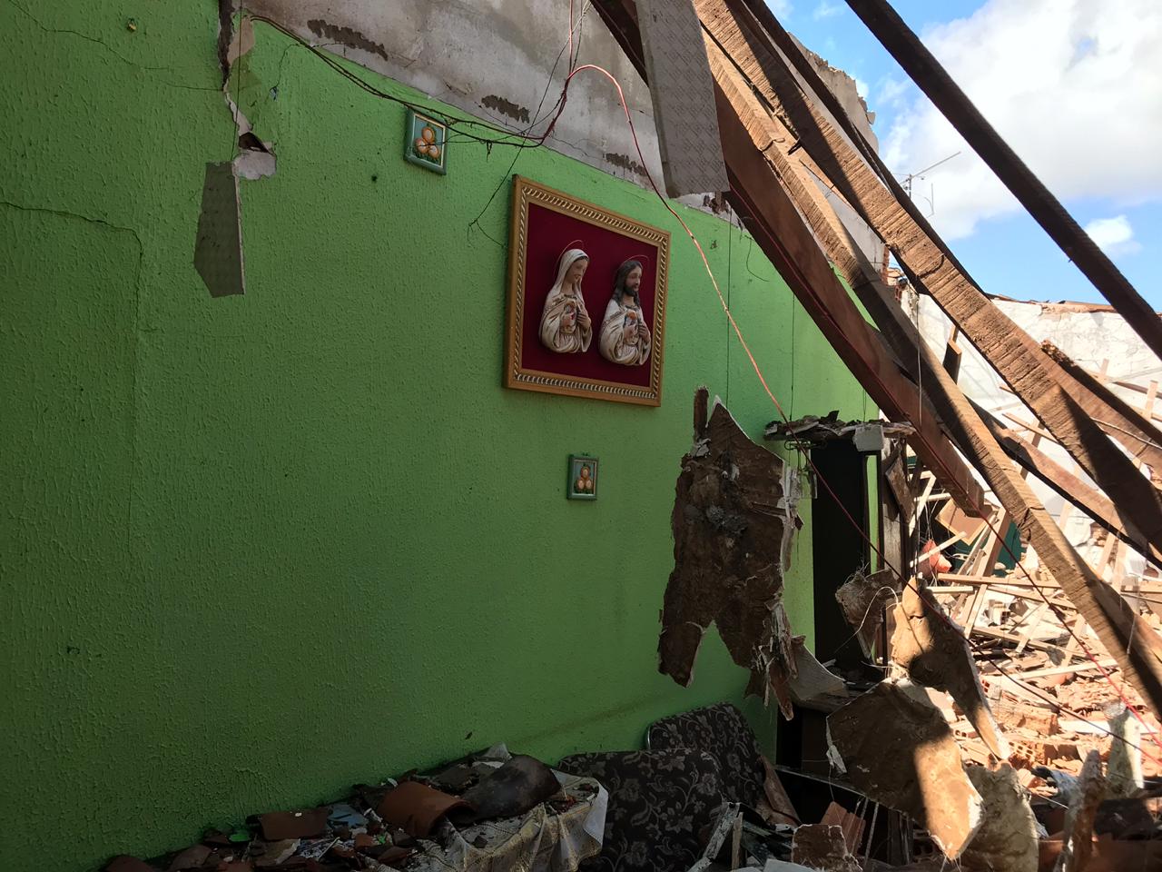 Imagens religiosas ficaram intactas com a explosão da casa de fogos no Bairro Frei Damião