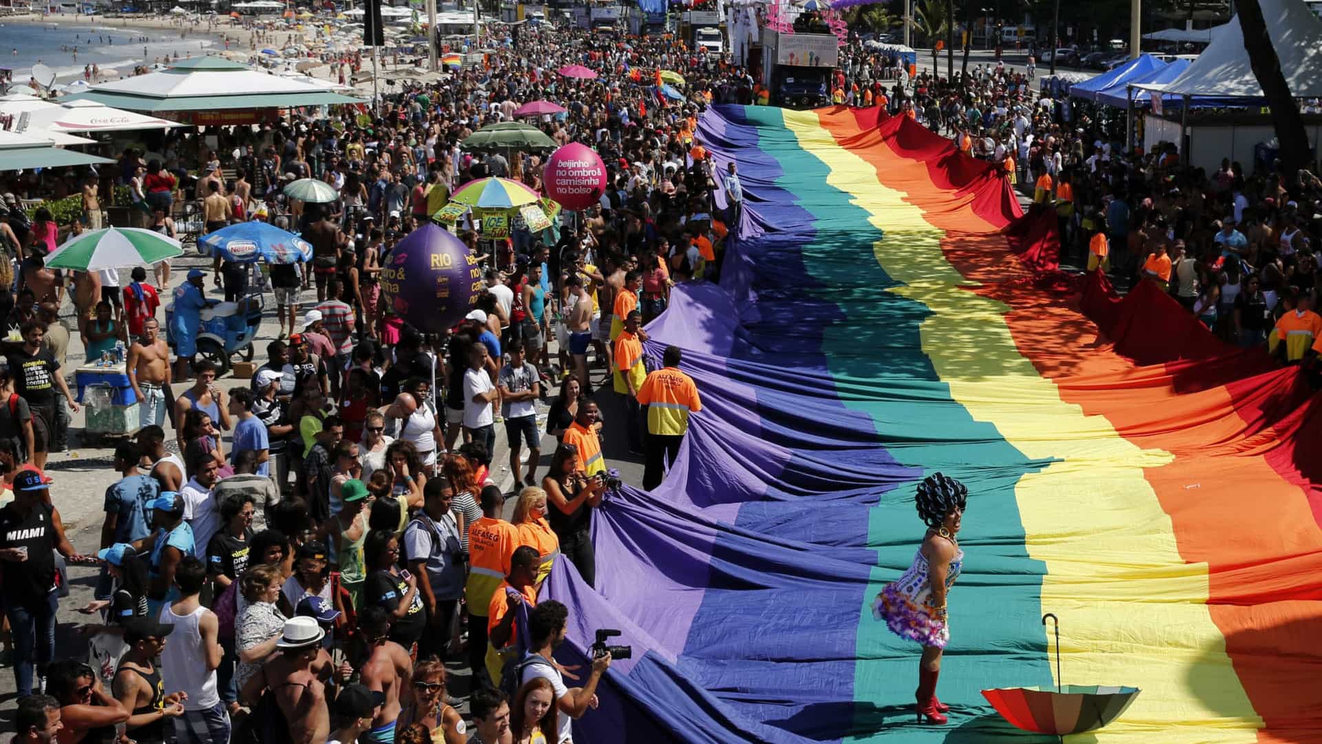 Comissão do Senado aprova projeto que criminaliza homofobia