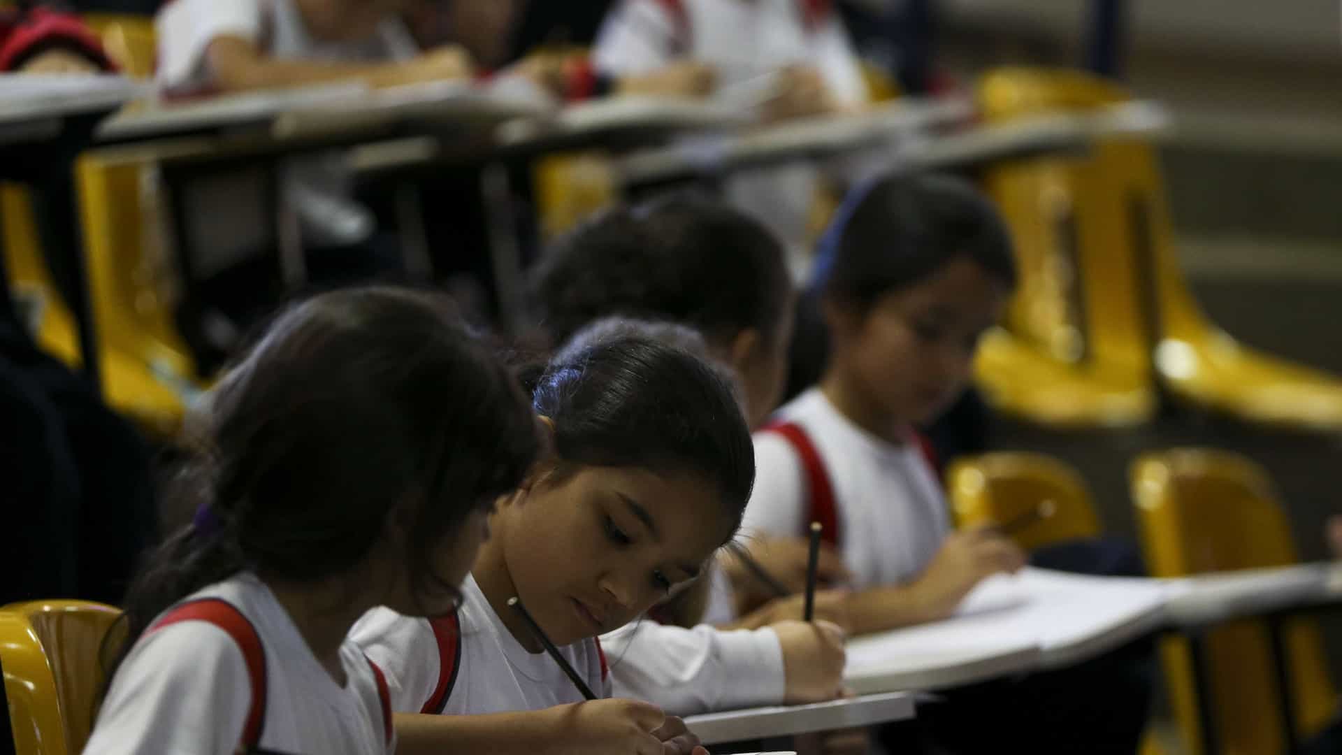 Governo de SP reduz tempo de aulas e aumenta número de disciplinas