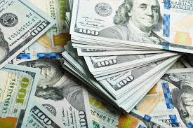 Com dólar alto, gasto de brasileiros no exterior recua 10% nos quatro primeiros meses do ano, diz BC