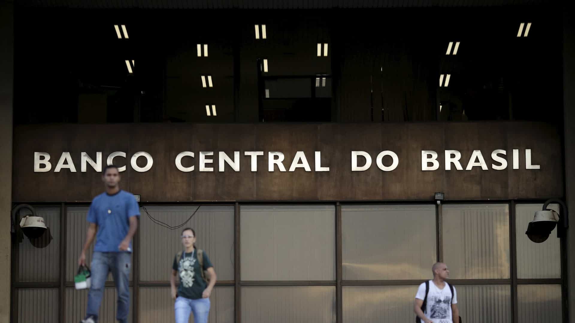 Bolsonaro sanciona lei que muda relação entre BC e Tesouro