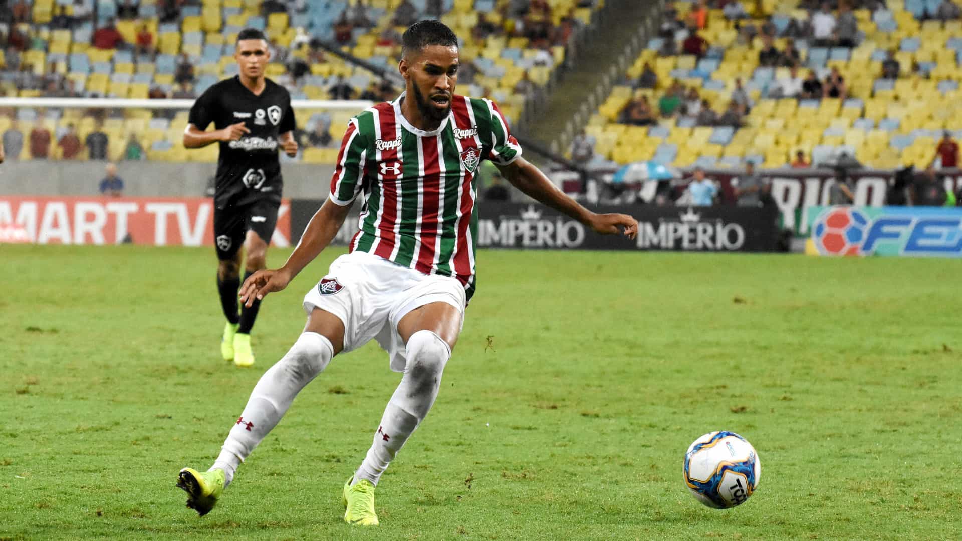Perto do Corinthians, Everaldo é liberado pelo Fluminense