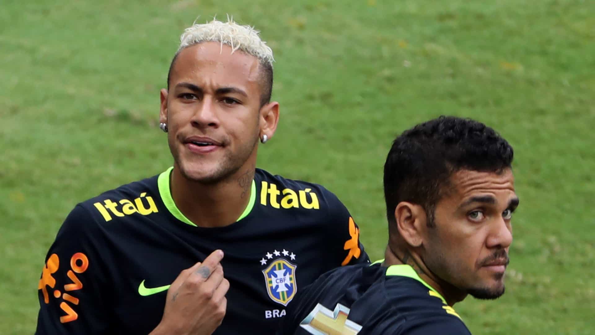 Neymar perde braçadeira e Daniel Alves será o capitão na Copa América