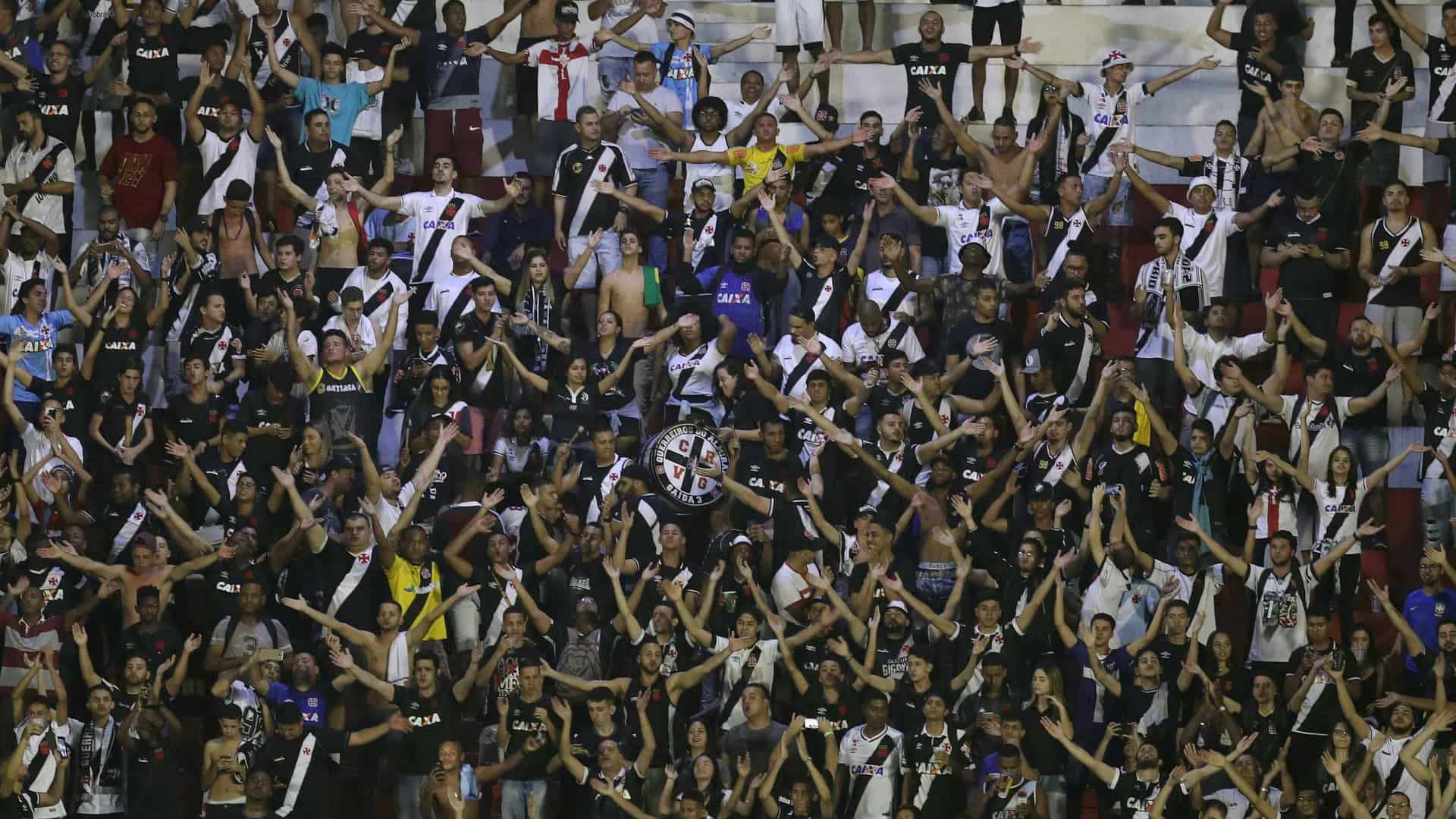 Torcedores do Vasco pedem saída do presidente Alexandre Campello