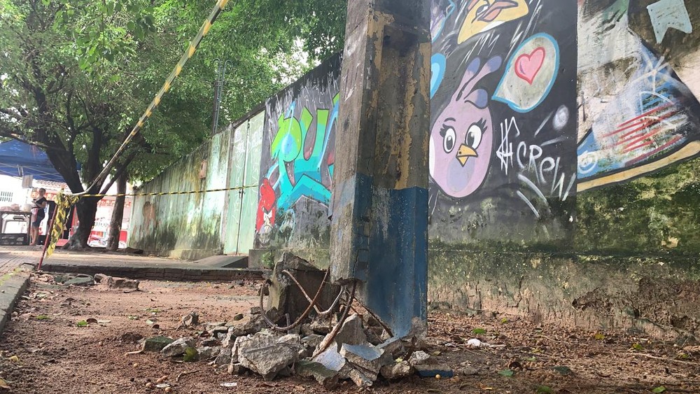 Crianças estão há 3 dias sem aula após poste quebrar e ficar pendurado na entrada de creche em Fortaleza