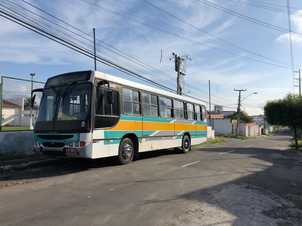 Criminosos fazem arrastão em ônibus com trabalhadores no Ceará; aliança do motorista foi levada por ladrão que ia casar