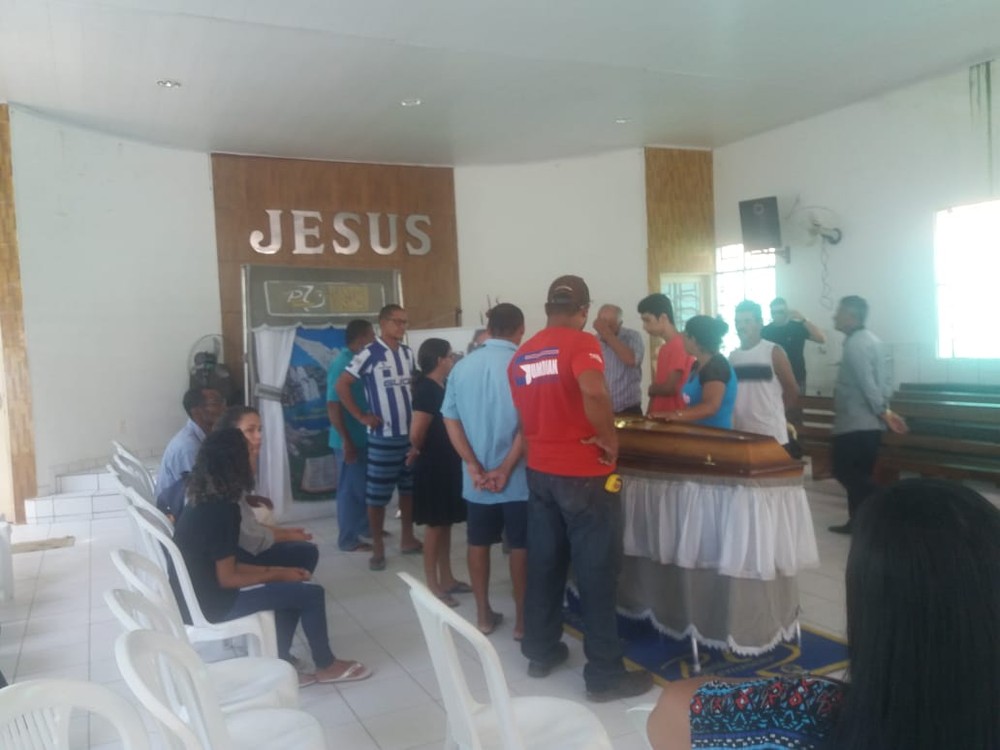 Corpos de pilotos que morreram em queda de avião com Gabriel Diniz são velados em Alagoas