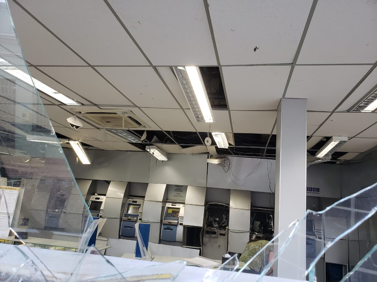 Grupo invade cidade no oeste da BA e explode banco; agência ficou destruída