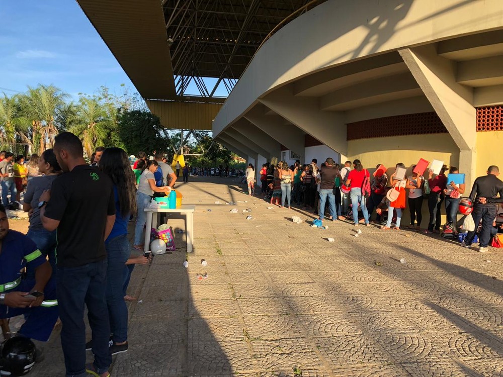Candidatos passam a madrugada em fila quilométrica para concorrer a vaga de emprego no Ceará