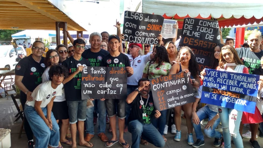 Grupos fazem atos na Paraíba contra corte de verbas do MEC