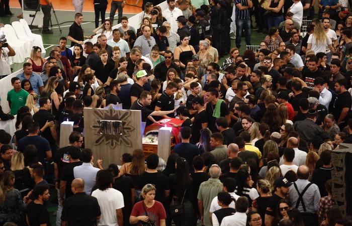 Missa em homenagem a Gabriel Diniz é celebrada durante velório, em João Pessoa