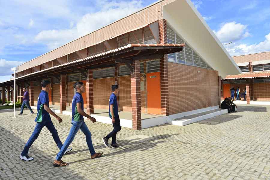 Moradores de Tauá são beneficiados com entrega de escola e areninha