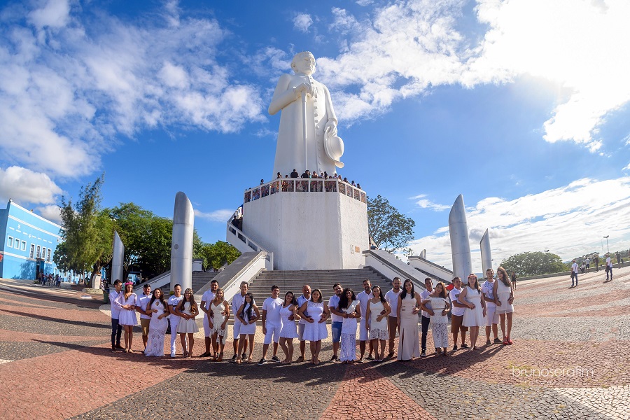 As vésperas do dia mais romântico do ano, 14 casais sobem o altar e dizem sim em casamento coletivo