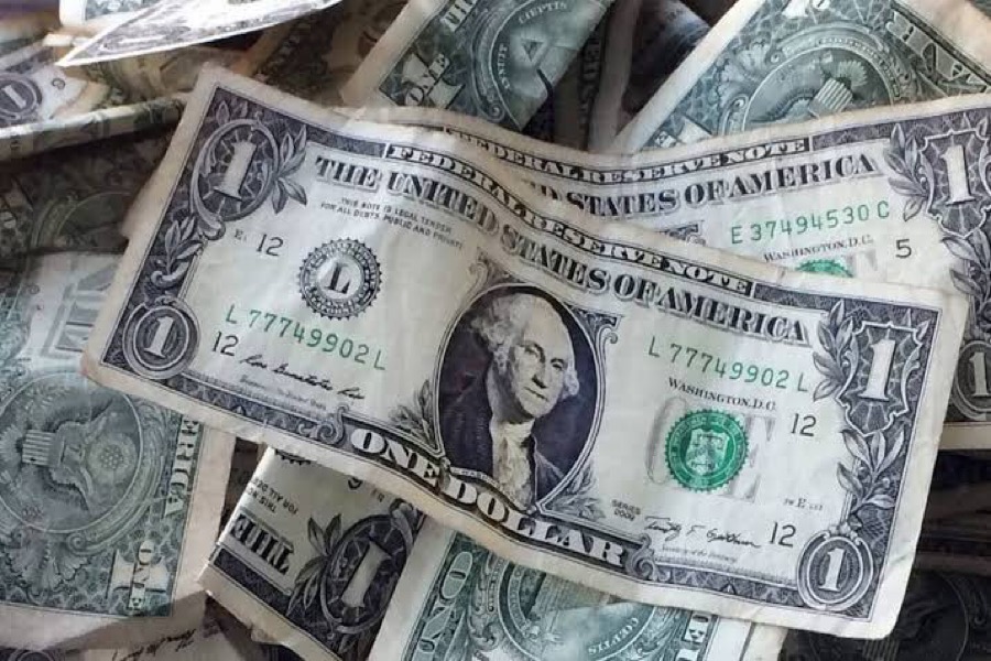 Dólar opera em queda à espera de decisão do Fed e monitorando cena política