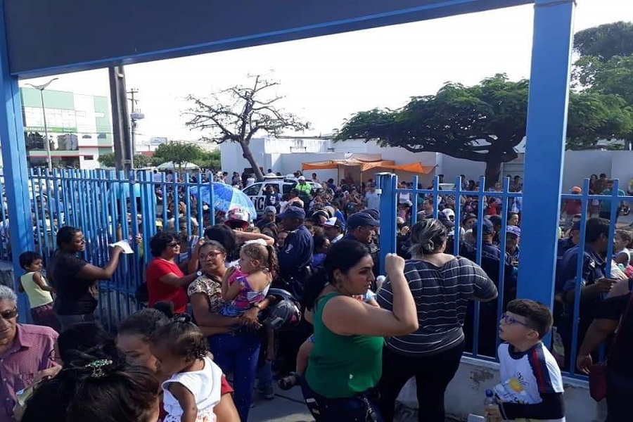 Centenas de pessoas lotam o Centro de Dermatologia em Juazeiro do Norte a fim de garantir a  vacina conta H1N1