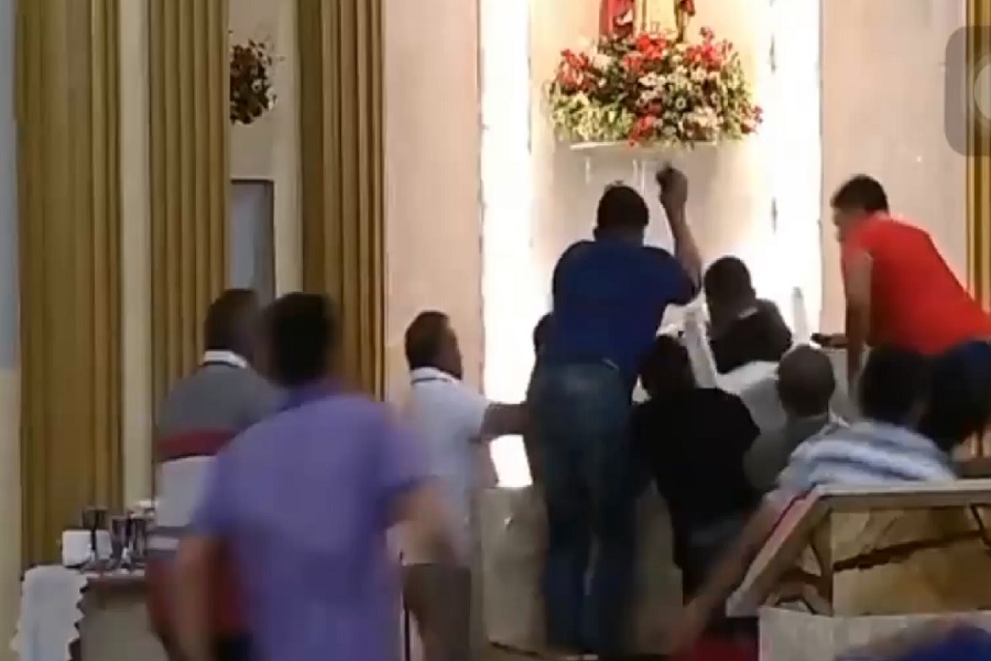 ASSISTA: Veja o momento que homem é rendido por fiéis em igreja na cidade de Juazeiro do Norte-CE