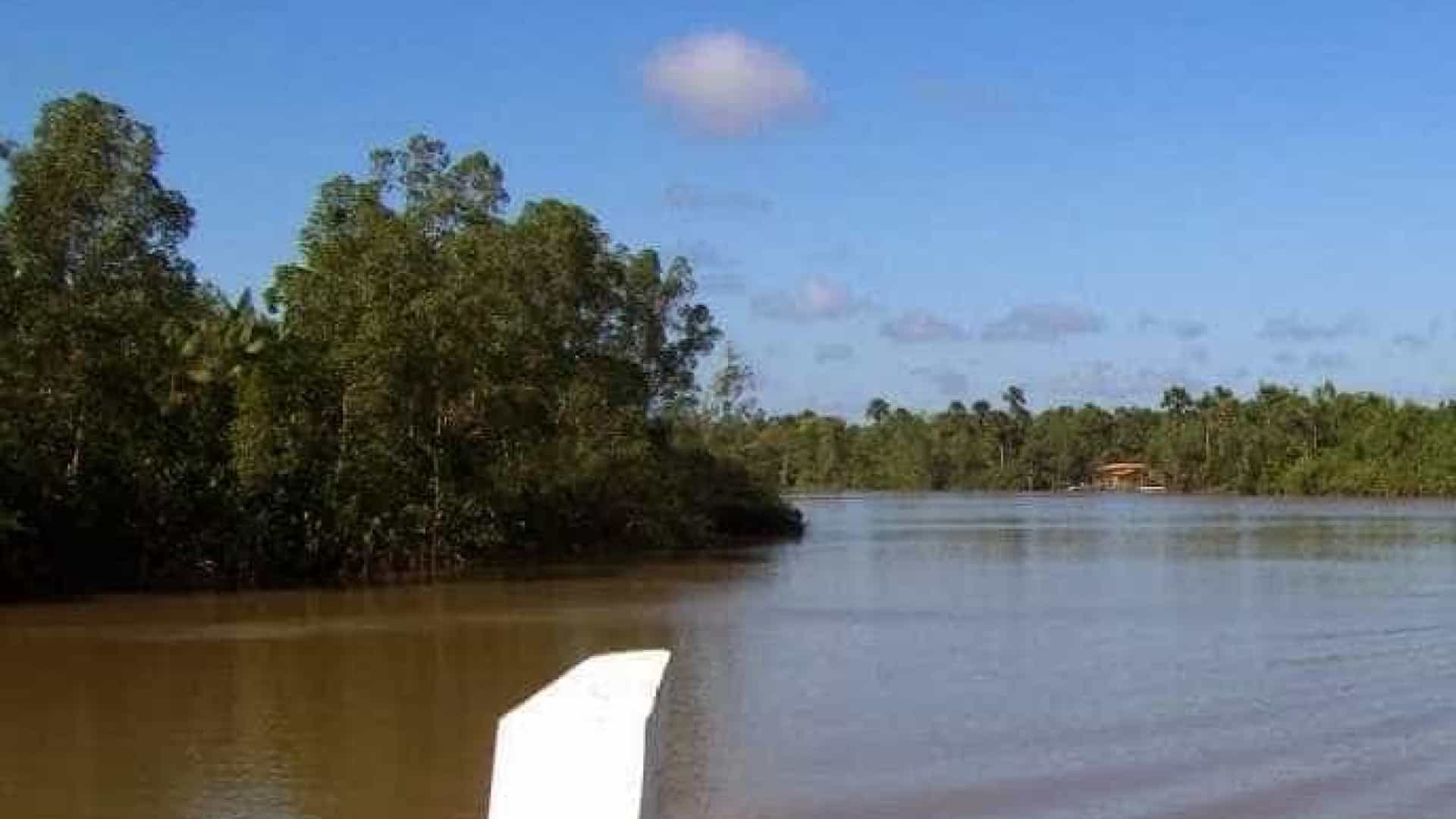 Embarcação naufraga no interior do Amazonas