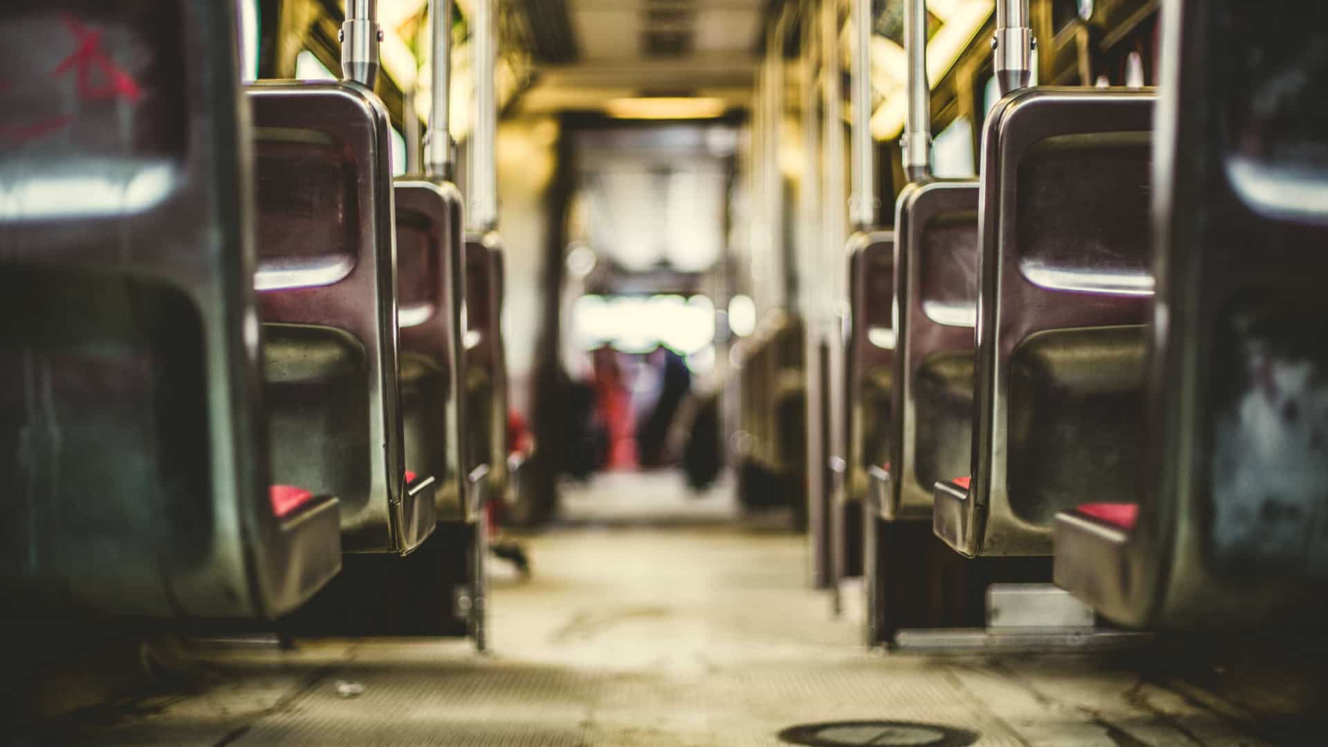 Ônibus colide com carros, capota e deixa 10 mortos em Campos do Jordão