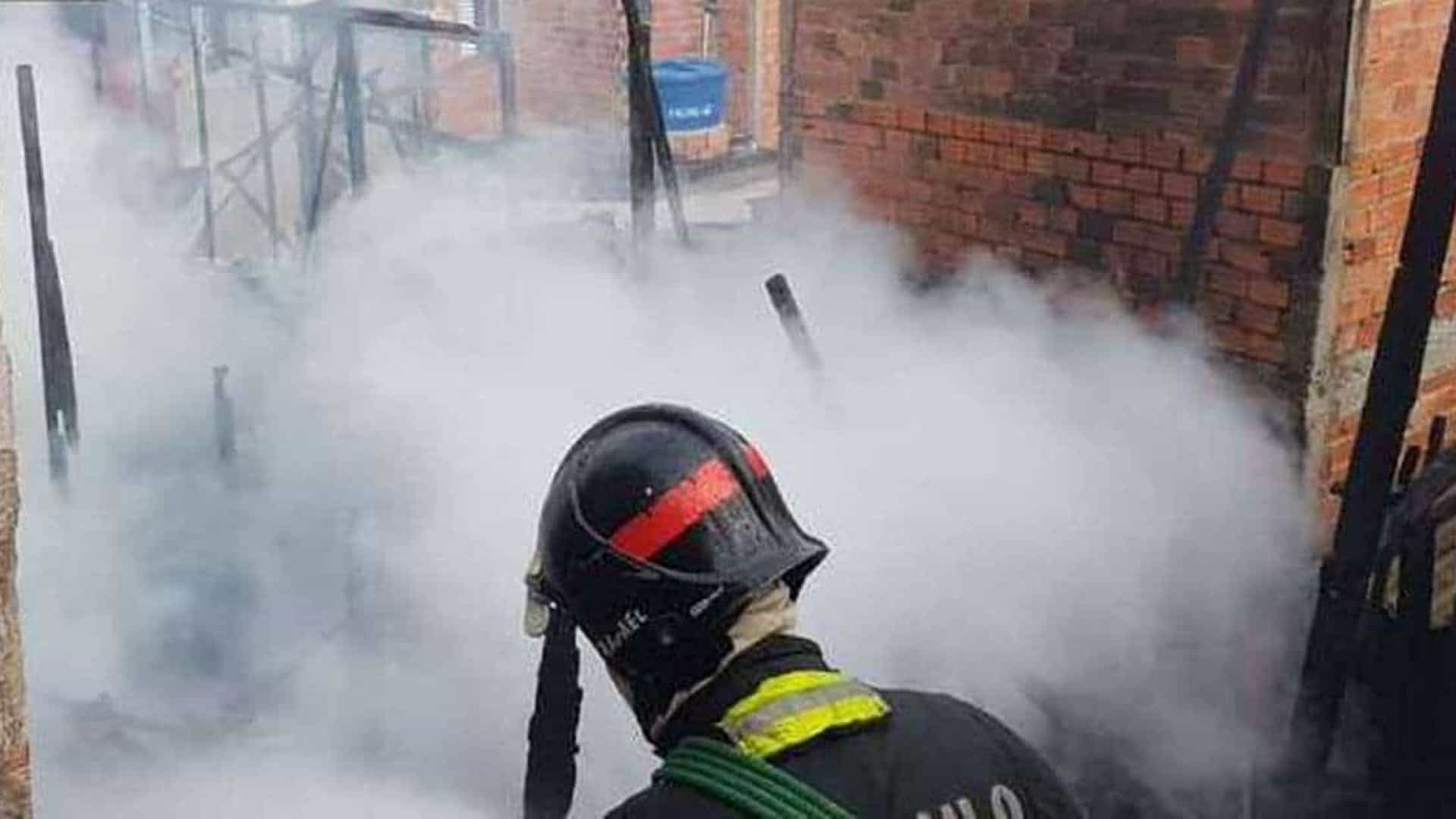 Incêndio destrói casas em comunidade de São Paulo