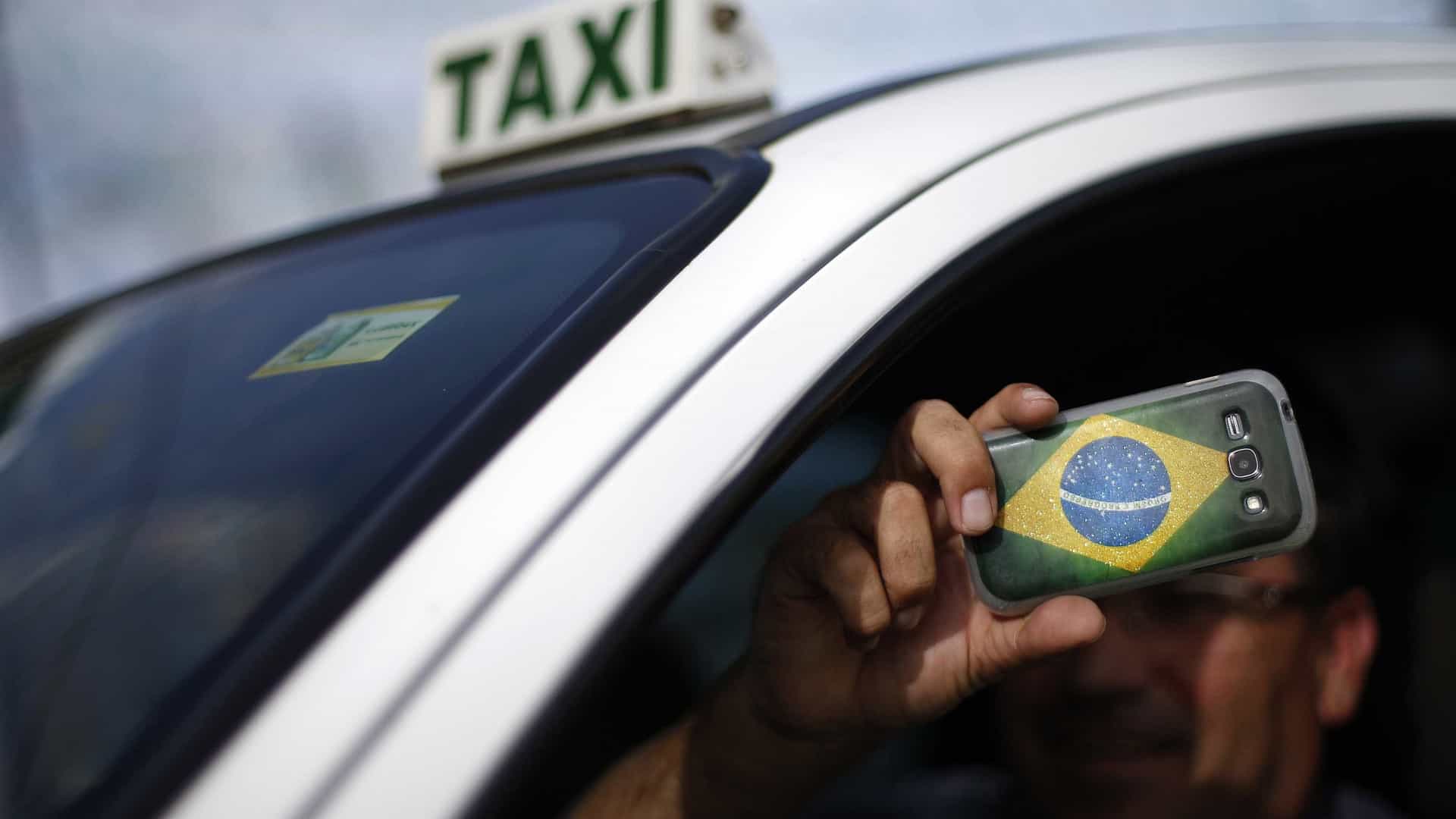 Um em cada cinco motorista admite usar o celular no trânsito