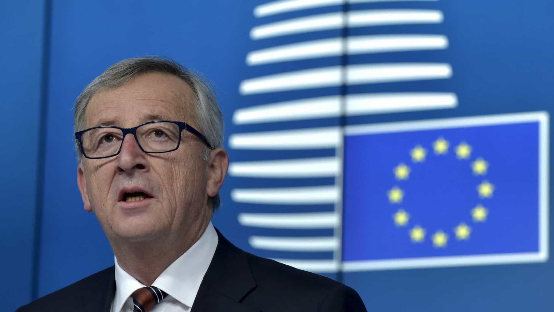 Juncker diz que é “injusto” atacar a independência de bancos centrais