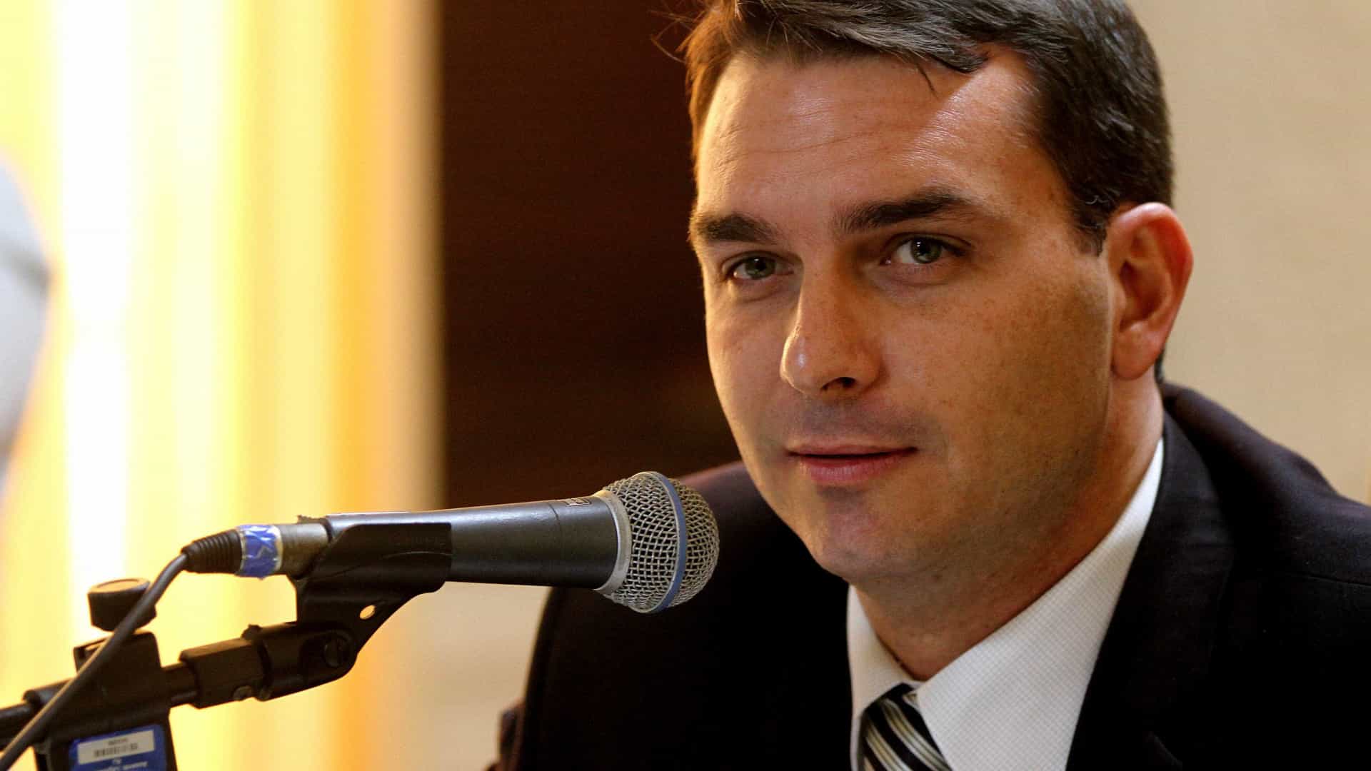 Flávio Bolsonaro tem reunião com Guedes sobre pacto federativo