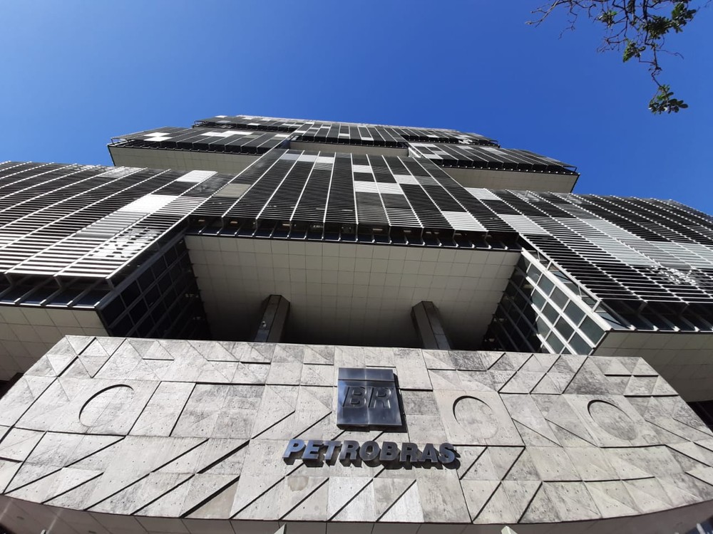 Petrobras fará oferta de ações para Caixa vender sua fatia na estatal