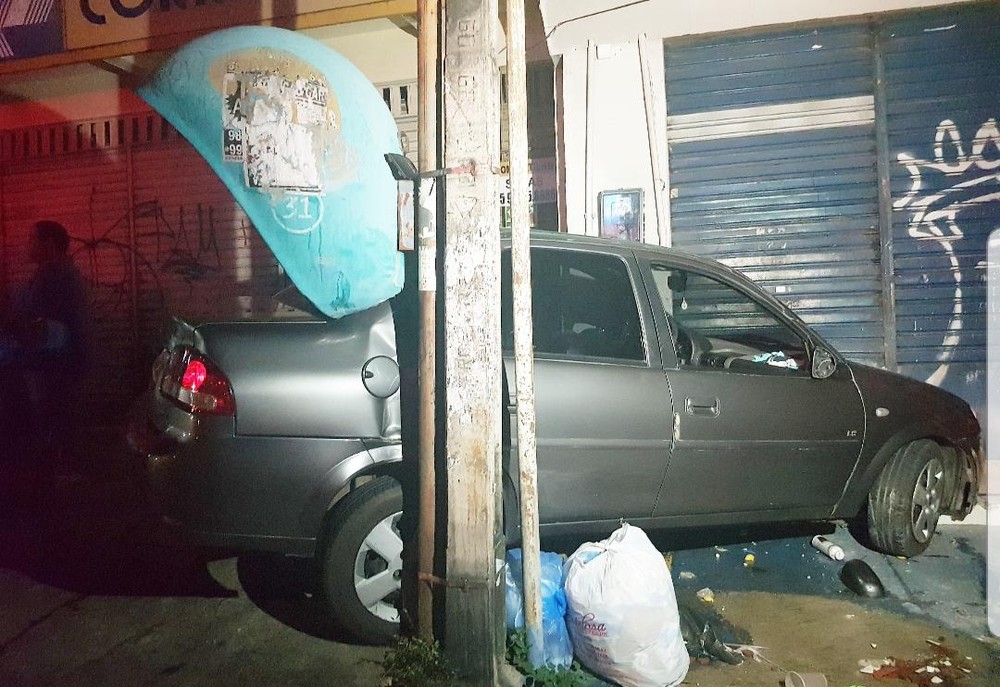 Carro invade calçada e atropela policial aposentado em Fortaleza