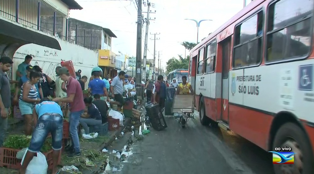Feirantes ocupam calçadas e atrapalham trânsito em São Luís