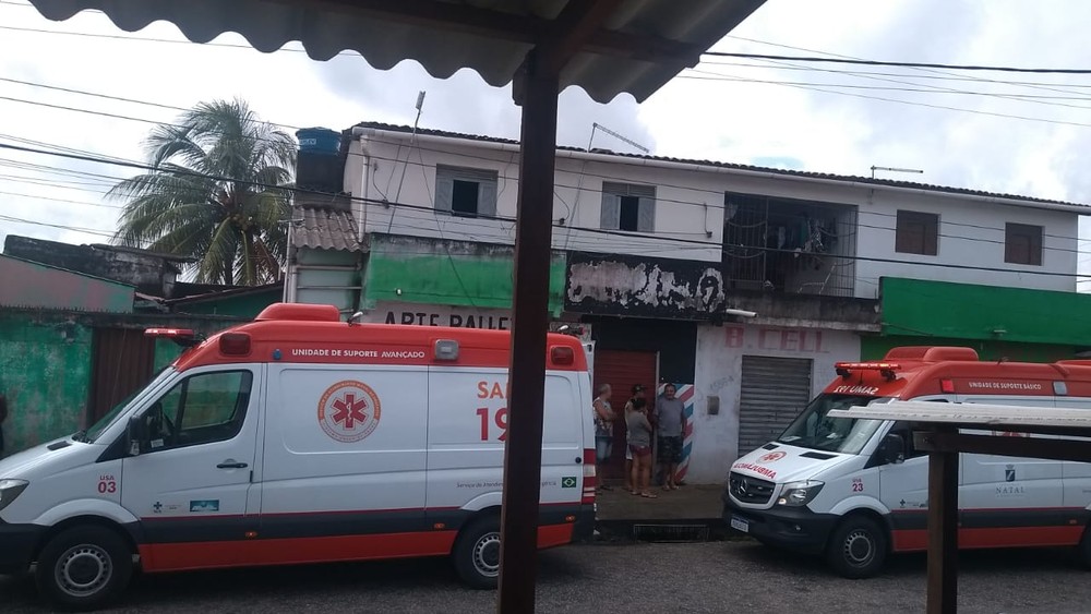 Dois homens sofrem choque elétrico durante instalação de antena e são socorridos em estado grave em Natal