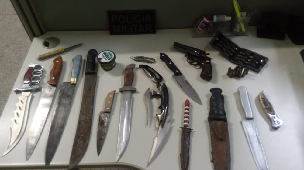 Polícia encontra espingarda, rifle, facas e munição em casa de frentista no interior do Ceará