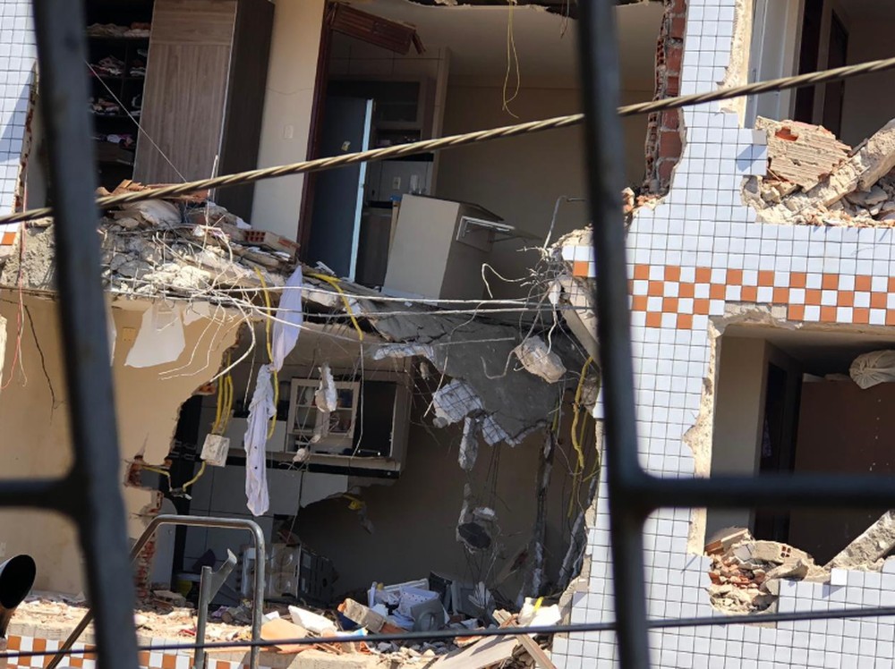 Prédio que desabou parcialmente em Fortaleza começa a ser demolido