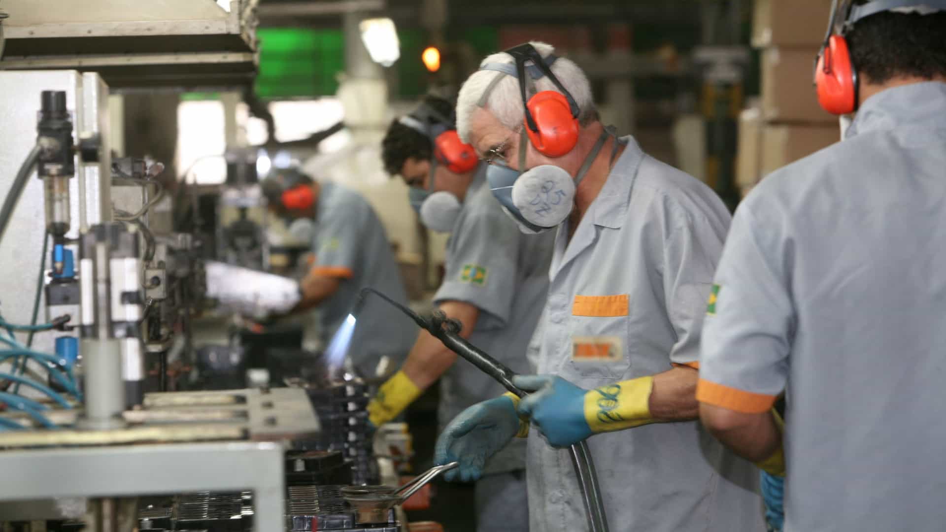 Confiança da indústria cai para pior nível desde outubro