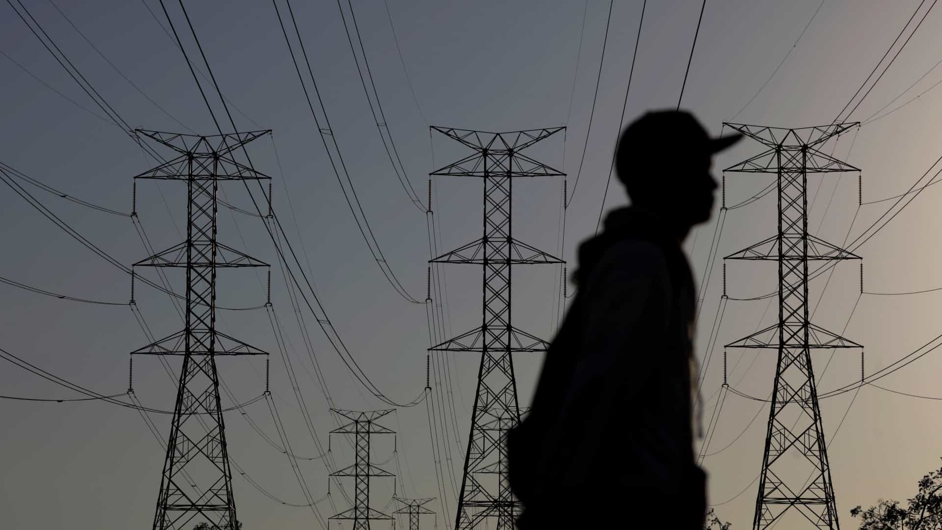 Governo revisa para baixo previsão de crescimento da carga de energia