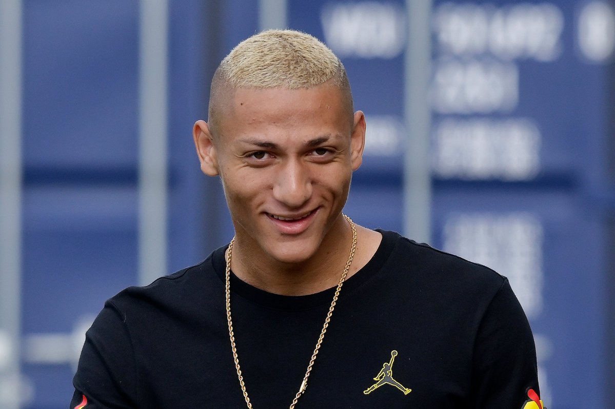 Richarlison se reapresenta ao Everton na volta das férias com penteado novo e elogiado pelo técnico