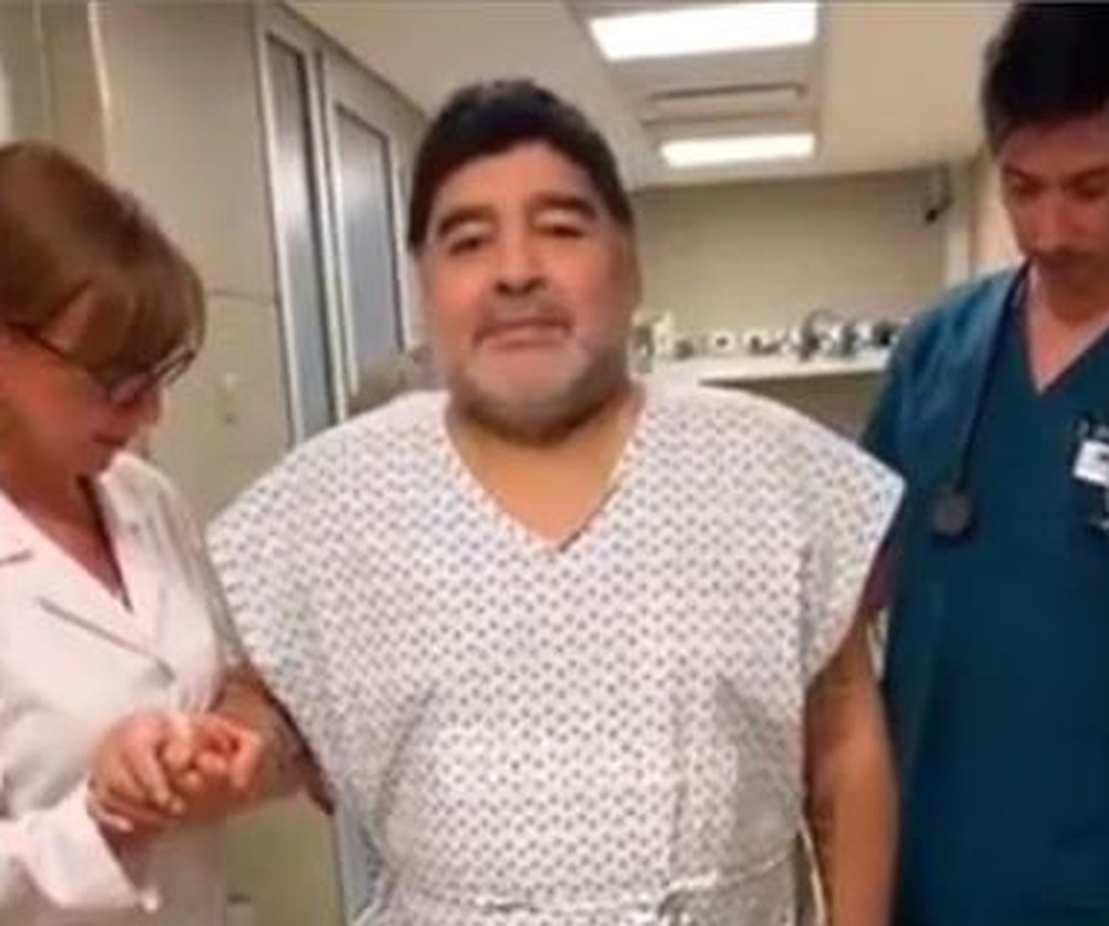 Maradona, após cirurgia no joelho: “andei de novo como quando tinha 15 anos”