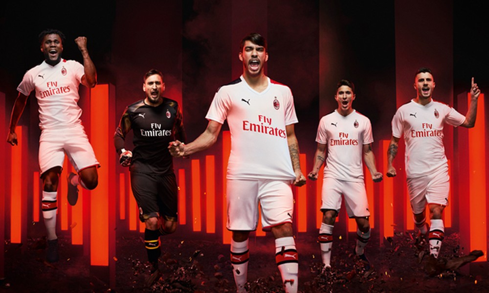 Lucas Paquetá ataca de modelo em lançamento da nova camisa branca do Milan