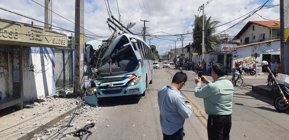 Ônibus atinge poste após motorista sofrer mal súbito, em Fortaleza