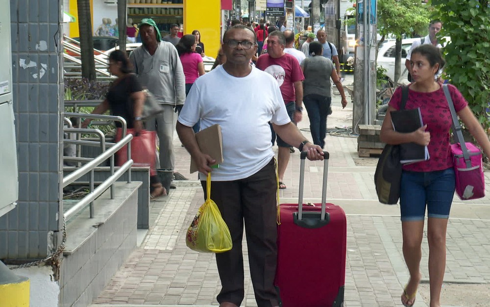 Sem ter onde morar e em busca de emprego, homem dorme no Aeroporto do Recife há sete anos