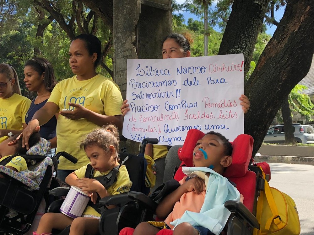 Mães de crianças com microcefalia denunciam atrasos e suspensão de benefício