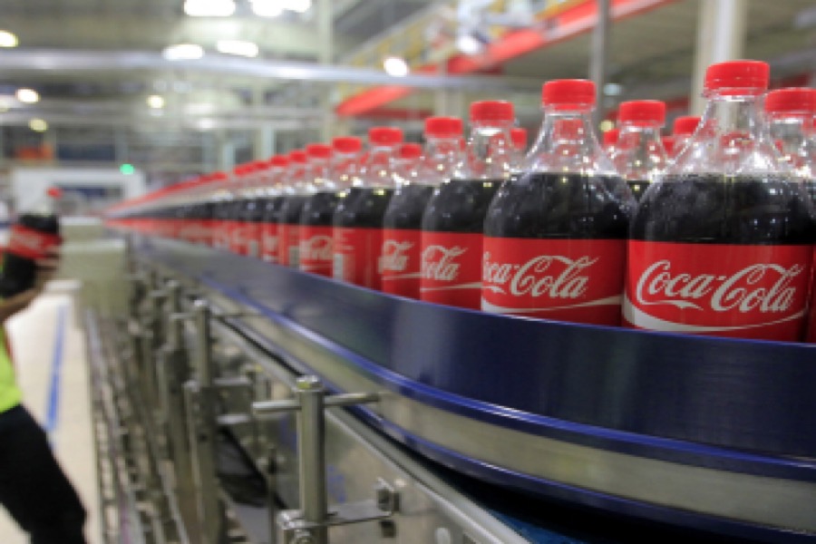 MPCE multa fábrica da Coca-Cola em mais de R$ 300 mil por matéria estranha encontrada em garrafas
