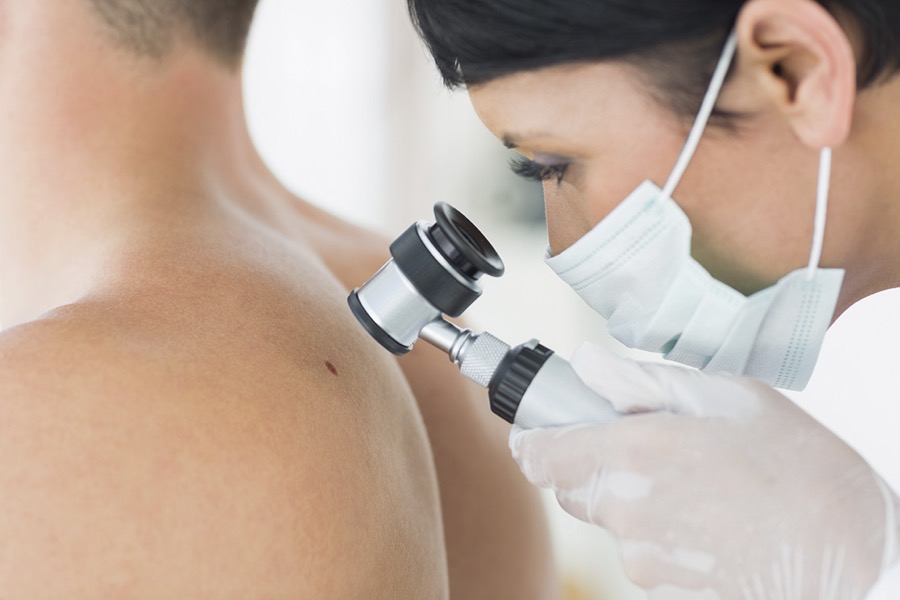Cientistas testam com sucesso vacina contra câncer agressivo da pele