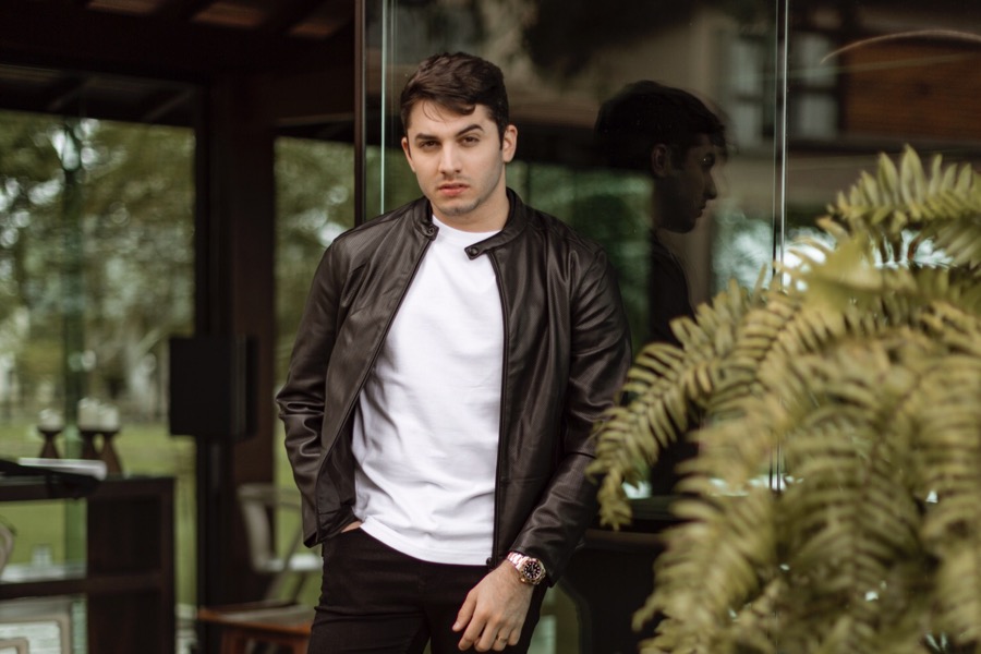 Em clima de romance, Jonas Esticado grava clipe do hit ‘Vem Me Amar’ em haras de Gravatá (PE)