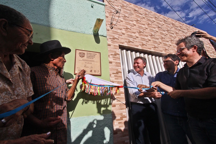 Mestre Raimundo Aniceto faz da rua uma terreirada na inauguração do primeiro museu orgânico do Crato