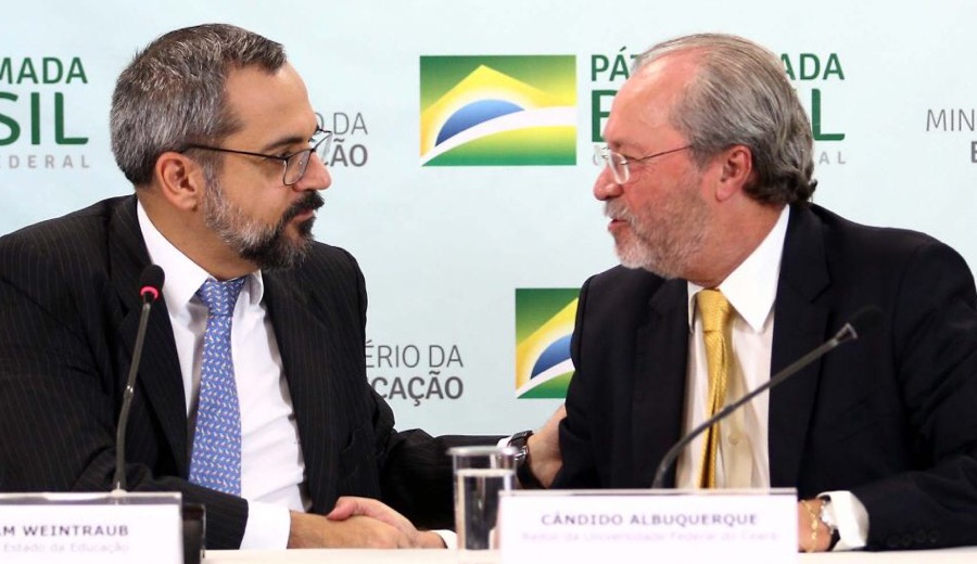Cândido Albuquerque é empossado reitor da UFC, sob protestos da comunidade acadêmica