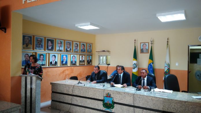 Servidores reivindicam permanência de carga horária