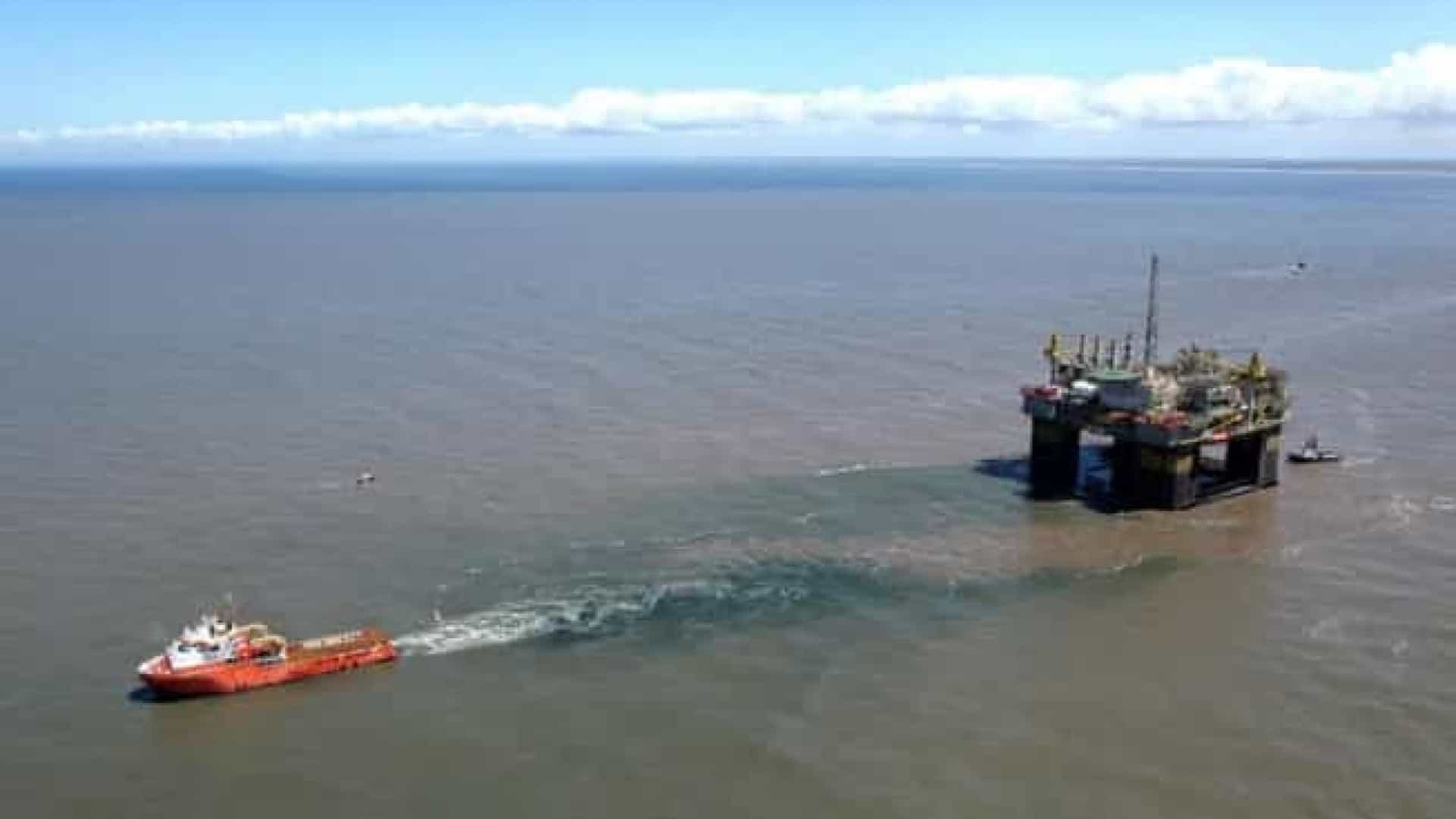 Navio na Bacia de Campos fica estável e mancha de óleo no mar diminui
