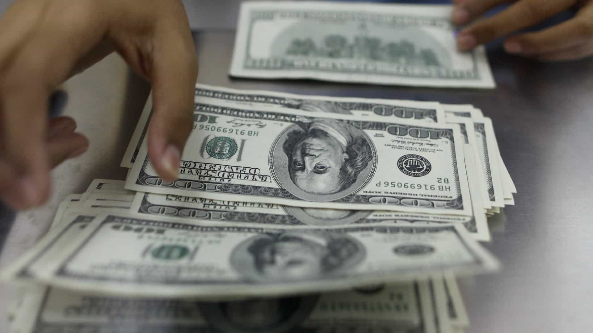 Guerra comercial derruba bolsas no mundo e leva dólar a R$ 3,96