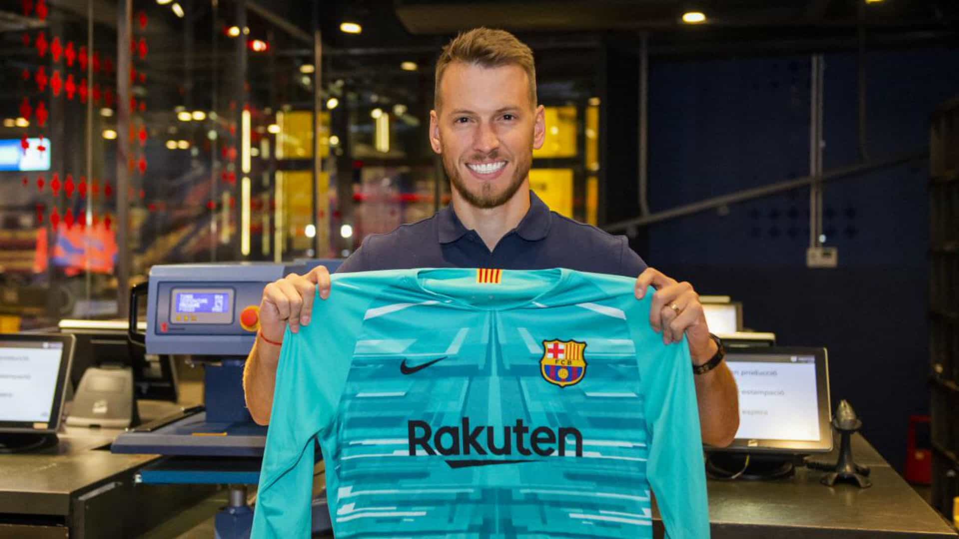 Goleiro Neto fratura a mão em treino do Barcelona e será operado