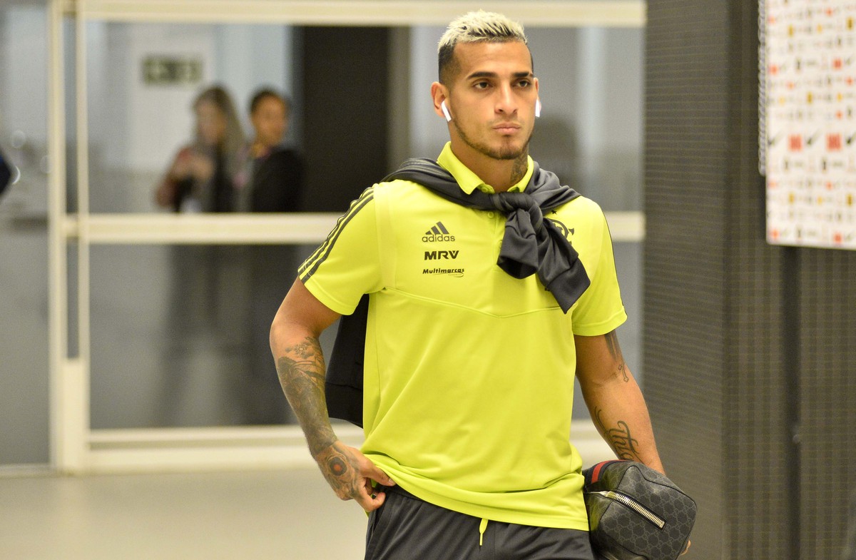 A caminho do futebol francês, Trauco se despede dos jogadores após classificação com Flamengo